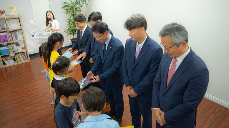 롯데홈쇼핑은 미국 로스앤젤레스(LA)에 위치한 LA한국교육원과 주LA한국문화원에 '작은도서관'을 조성하기 위해 가구와 기자재, 도서를 지원했다고 21일 밝혔다. / 롯데홈쇼핑