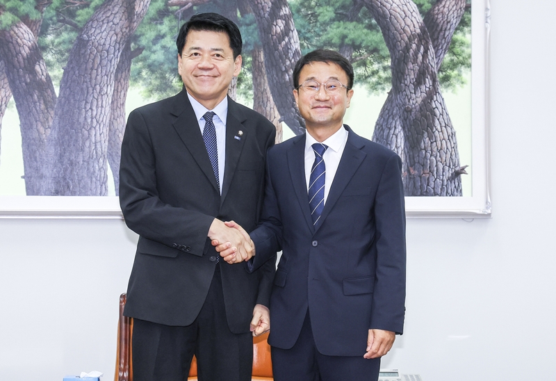 한병도(오른쪽) 더불어민주당 대표 직무대행 겸 원내대표와 김준형 조국혁신당 대표 권한대행 겸 원내대표가 21일 서울 여의도 국회 운영위원장실에서 만나 기념촬영을 하고 있다. / 뉴시스