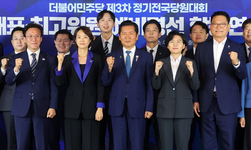20일 서울 여의도 더불어민주당 중앙당사에서 열린 전당대회 예비경선 합동연설회에서 당권주자인 김민석(왼쪽부터) 전 국무총리, 고민정 의원, 정청래 전 대표, 김보미 전 강진군 의원, 송영길 의원 등 최고위원 후보자들이 기념촬영을 하고 있다. / 뉴시스