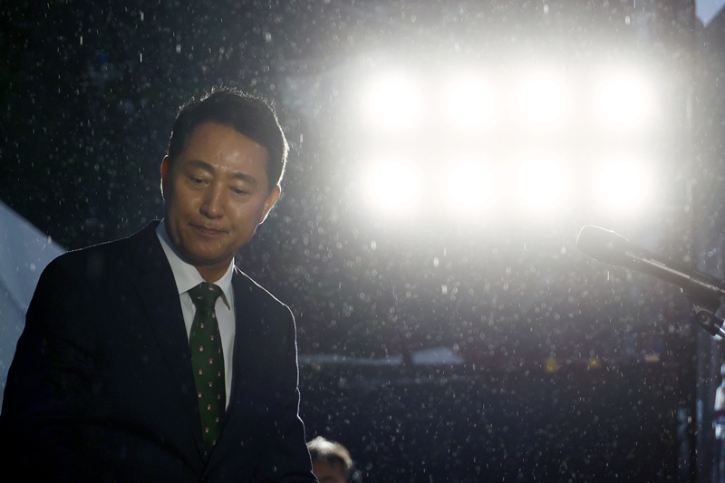 오세훈 서울시장의 1심 시장직 상실형을 두고 국민의힘 인사들이 일제히 엄호에 나섰지만, 판결 논리와 야당 탄압, 시정 안정 등을 각각 강조하며 정치적 위치에 따라 다른 대응을 보였다. / 뉴시스
