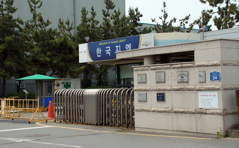 한국지엠 군산공장은 2018년 5월말 폐쇄됐다. 이후 2022년에는 한국지엠 부평 제2공장 가동이 멈췄고, 2025년에는 GM 쉐보레캐딜락 직영서비스센터 운영 중단 및 매각 계획이 발표됐고 실행됐다. 사진은 한국지엠 군산공장 정문. / 뉴시스