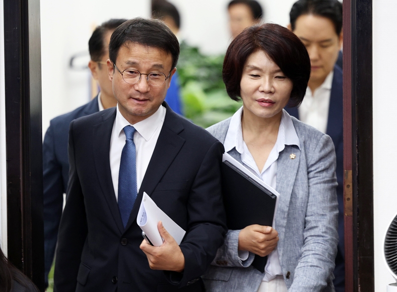 더불어민주당이 검찰의 보완수사권을 ‘완전 폐지’하는 방향으로 가닥을 잡은 가운데, 23일 이재명 대통령의 검찰개혁 의지를 강조했다. 사진은 한병도 대표 직무대행 겸 원내대표와 한정애 정책위의장이 이날 국회에서 열린 정책조정회의에 참석하고 있는 모습. / 뉴시스