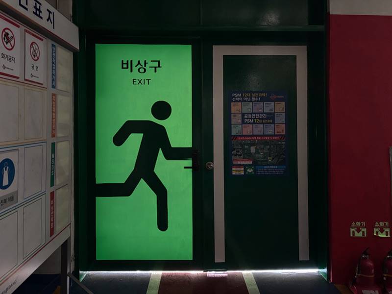 사진은 KCC 루미세이프 제품이 적용된 CJ제일제당 비상구 안전디자인. / KCC