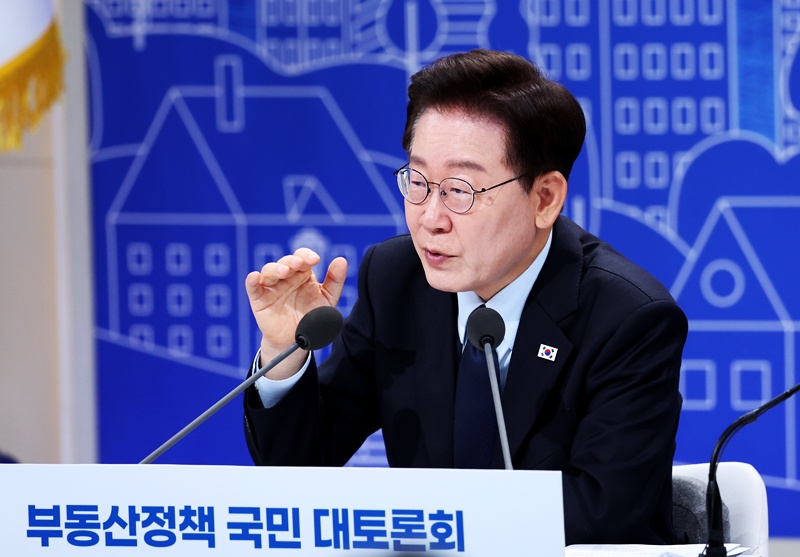 이재명 대통령이 23일 서울 여의도 KBS 별관에서 열린 부동산정책 국민 대토론회에서 발언하고 있다. (청와대통신사진기자단) / 뉴시스
