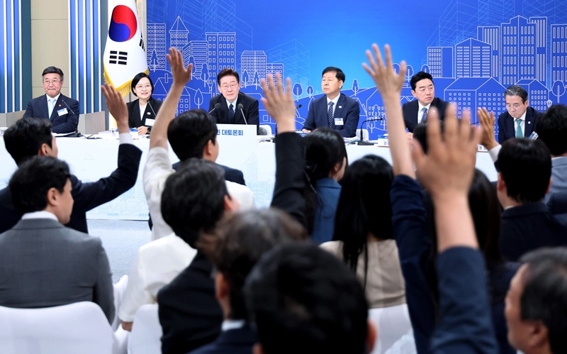 이재명 대통령이 23일 서울 여의도 KBS 별관에서 열린 부동산정책 국민 대토론회에서 참석자들의 질문을 받고 있다. (청와대통신사진기자단) / 뉴시스