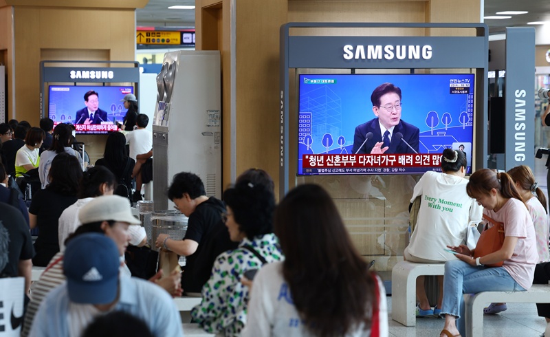 23일 서울 용산구 서울역 대합실에서 시민들이 이재명 대통령이 주재하는 '부동산 정책 국민 대토론회' 생중계를 시청하고 있다. / 뉴시스
