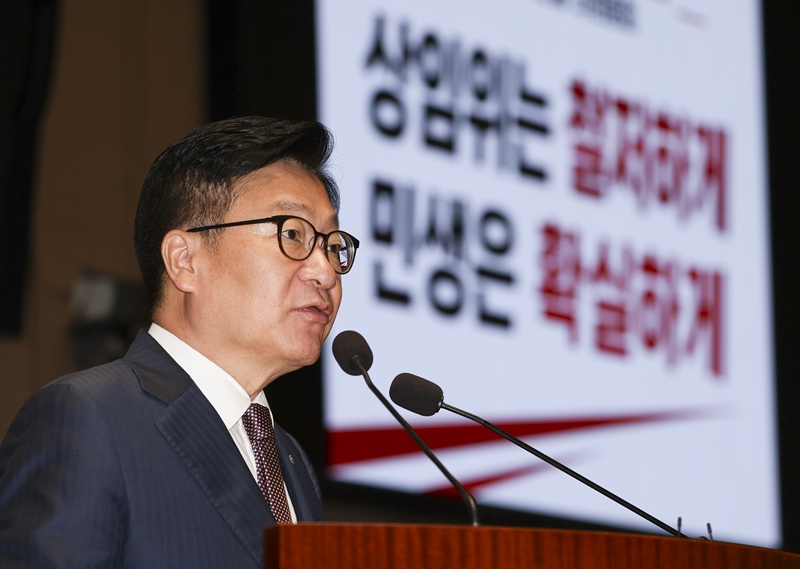 정점식 국민의힘 원내대표를 비롯한 의원들이 23일 오전 서울 여의도 국회에서 열린 국민의힘 의원총회에서 발언하고 있다. / 뉴시스