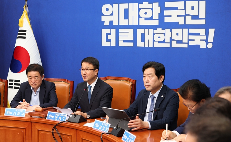 한병도 더불어민주당 대표 직무대행 겸 원내대표가 24일 서울 여의도 국회에서 열린 최고위원회의에서 발언하고 있다. / 뉴시스