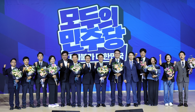 한병도 더불어민주당 대표 직무대행 겸 원내대표가 지난 23일 국회의원회관에서 열린 당대표·최고위원 선출을 위한 예비경선 결과발표에서 본선경에 진출한 당대표·최고위원들과 기념촬영하고 있다. 왼쪽부터 박선원, 이성윤, 한민수, 최민희 최고위원 후보, 소병훈 중앙당 선거관리위원장인, 정청래 당대표 후보, 한병도 대표 직무대행 겸 원내대표, 김민석, 송영길 당대표 후보, 이학영 전국당원대회준비위원장인, 김용, 서미화, 임미애, 김영호 최고위원 후보. / 뉴시스