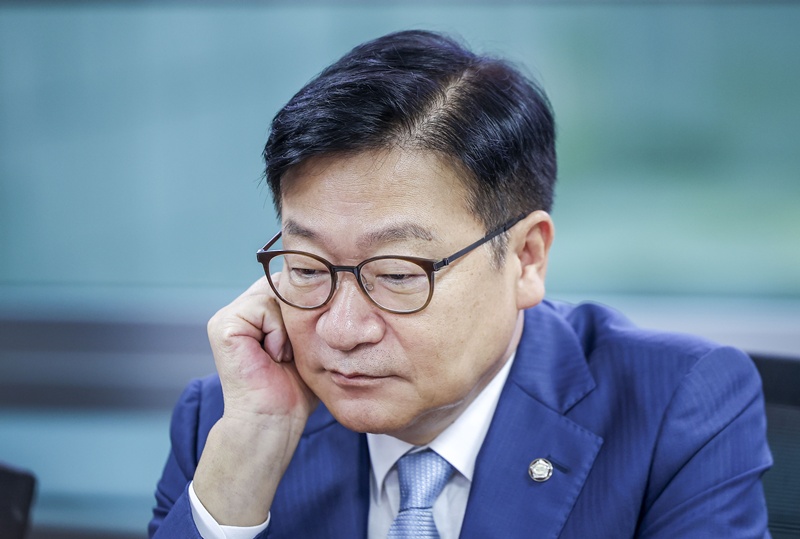 국민의힘 권영진 의원이 상임위원회 배정에 반발해 정점식 원내대표의 멱살을 잡는 초유의 상황이 벌어졌다. 이에 지도부는 공개적으로 강한 유감을 표하며 사과를 요구하고 나섰다. / 뉴시스