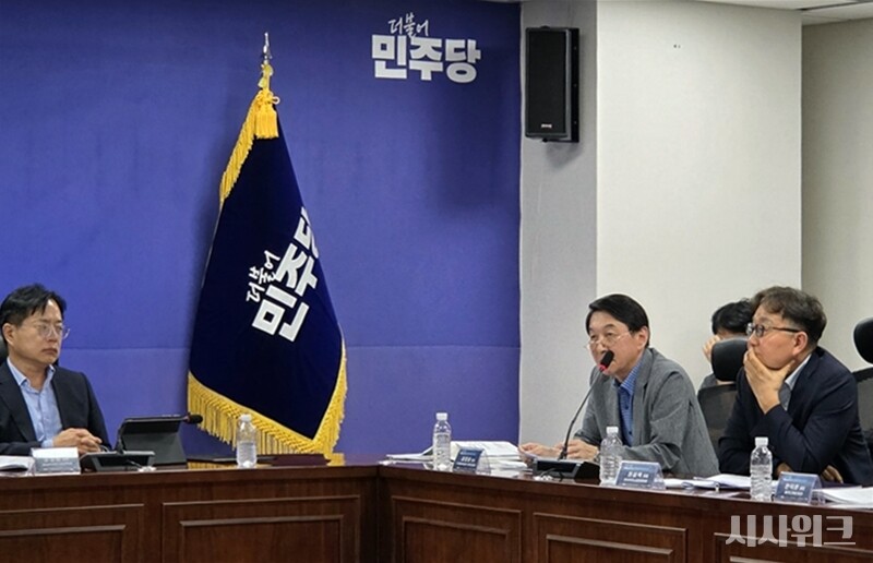 권경상 전 문화체육관광부 기획조정실장(오른쪽 두 번째)은 관광기금 상한 인상과 면허 갱신제 재도입에 대해 문제점을 지적했다. / 국회=제갈민 기자
