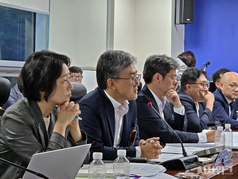 이명진 문체부 카지노산업정책팀장(융복합관광과 서기관, 왼쪽 두 번째)과 김나나 문체부 융복합관광과장(왼쪽 첫 번째)은 카지노업계에 부과하고 있는 관광기금이 30년 전 기준이라는 이유로 상한을 높이는 등 글로벌 스탠다드에 맞춰 개정해야 한다고 목소리를 높였다. / 국회=제갈민 기자
