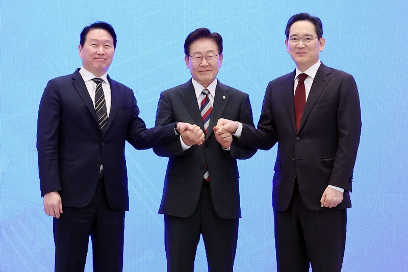 정부는 이재명 대통령의 미국 샌프란시스코 방문을 계기로 삼성전자·SK하이닉스의 신규 메모리 장기 공급계약과 글로벌 빅테크의 국내 AI 데이터센터 투자협약을 공개할 예정이다. / 뉴시스