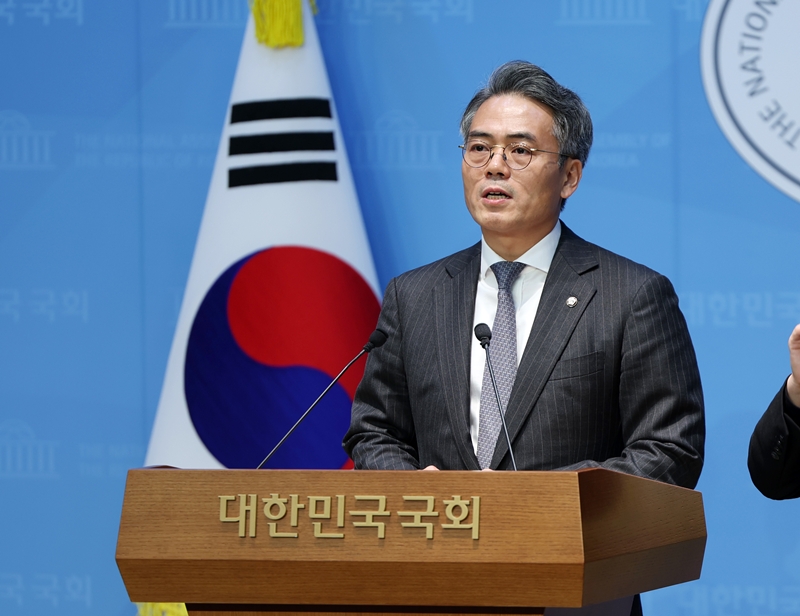김기표 더불어민주당 의원이 지난 3월 대표 발의한 난민법 개정안을 발의했다. 사진은 지난해 11월 5일 오후 서울 여의도 국회 소통관에서 기자회견을 열고 발언하고 있는 김 의원. / 뉴시스