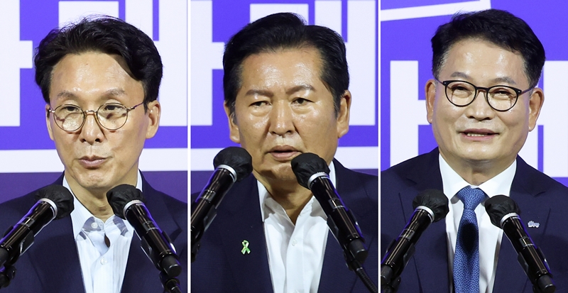 더불어민주당 당권 경쟁이 중반부로 향하면서 점차 분열이 극대화하는 모습을 보이고 있다. 사진은 전당대회 대표 본경선에 진출한 김민석, 정청래, 송영길 후보가 지난 23일 국회의원회관에서 열린 당대표·최고위원 선출을 위한 예비경선 결과발표에서 발언하고 있는 모습. / 뉴시스