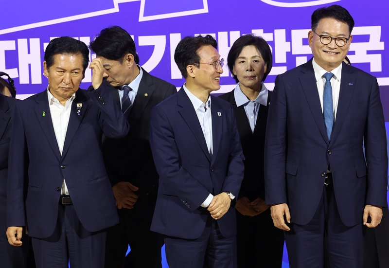 더불어민주당 8·17 전당대회 대표 경선에 진출한 정청래(왼쪽부터), 김민석, 송영길 후보가 지난 23일 여의도 국회의원회관에서 열린 당대표·최고위원 선출을 위한 예비경선 결과발표에 참석해 있다. / 뉴시스