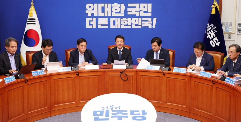 ‘신천지 전당대회 개입설’이 더불어민주당 전당대회 갈등의 뇌관으로 부상한 가운데, 24일 최고위원회의에서도 이번 의혹을 두고 계파가 충돌했다. 사진은 한병도 대표 직무대행 겸 원내대표가 이날 최고위원회의에서 발언하고 있는 모습. / 뉴시스