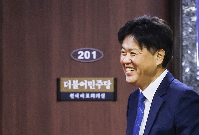 김용 전 민주연구원 부원장이 더불어민주당 최고위원 후보로 선거운동을 벌이는 가운데, 대법원에 계류 중인 불법 정치자금 사건에서 정민용 변호사 측이 관련 진술의 해석을 문제 삼는 의견서를 제출했다. / 뉴시스