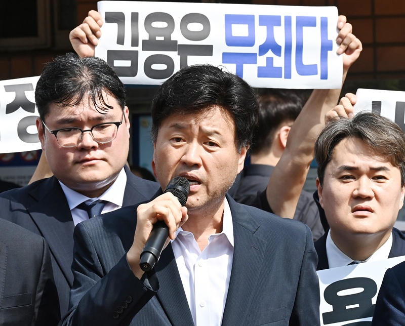 김용 전 민주연구원 부원장에게 징역 5년을 선고한 유죄 판단과 달리, 정민용 변호사 측은 김 전 부원장이 현금을 들고 나가는 모습을 보지 못했고 자신의 진술도 유동규 전 본부장의 진술과 구분해 판단해야 한다는 의견서를 대법원에 제출했다. / 뉴시스