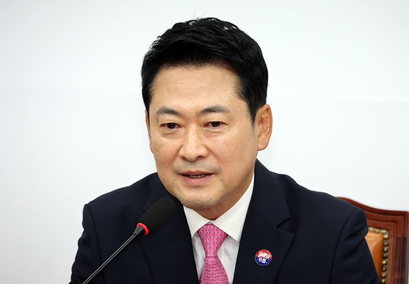 장동혁 국민의힘 대표는 27일 최고위원회의에서 “투표율에 대한 전산조작이 가능하다면 득표율, 그 어떤 것이든 전산조작이 가능하다는 것”이라며 “선관위 직원에 의해서 마음대로 전산조작이 이루어졌다. 도대체 그렇다면 이제 국민들은 무슨 숫자를 믿어야 하는가”라고 말했다. / 뉴시스