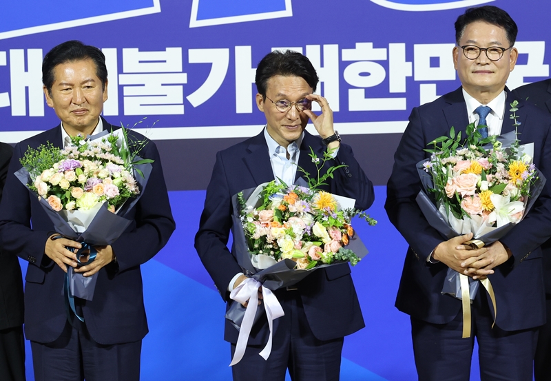 더불어민주당 ‘8·17 전당대회’ 순회 경선이 이번 주부터 막이 오른다. 사진은 당권 주자인 정청래(왼쪽부터), 김민석, 송영길 후보가 지난 23일 국회의원회관에서 열린 당대표·최고위원 선출을 위한 예비경선 결과발표에서 꽃다발을 들고 있는 모습. / 뉴시스
