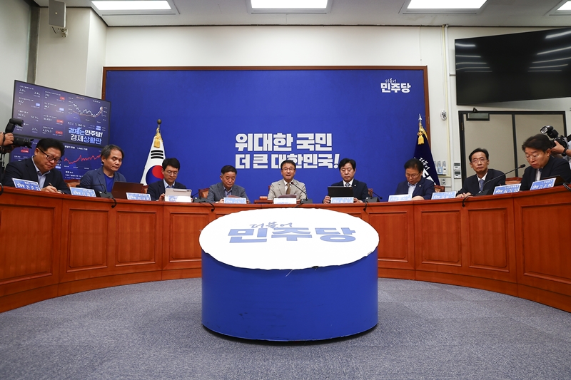 27일 더불어민주당 최고위원회의에서 ‘신천지 의혹’을 두고 계파가 다시 충돌했다. 사진은 한병도(가운데) 당 대표 직무대행 겸 원내대표가 이날 최고위원회의에서 발언하고 있는 모습. / 뉴시스