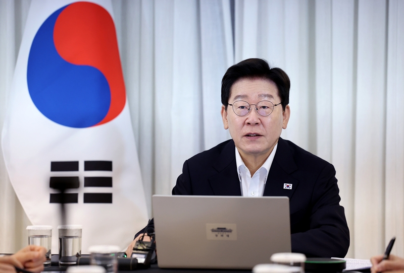 남미 순방 중인 이재명 대통령이 26일(현지 시간) 브라질 브라질리아의 한 호텔에서 열린 대통령수석보좌관회의에서 발언을 하고 있다. / 뉴시스
