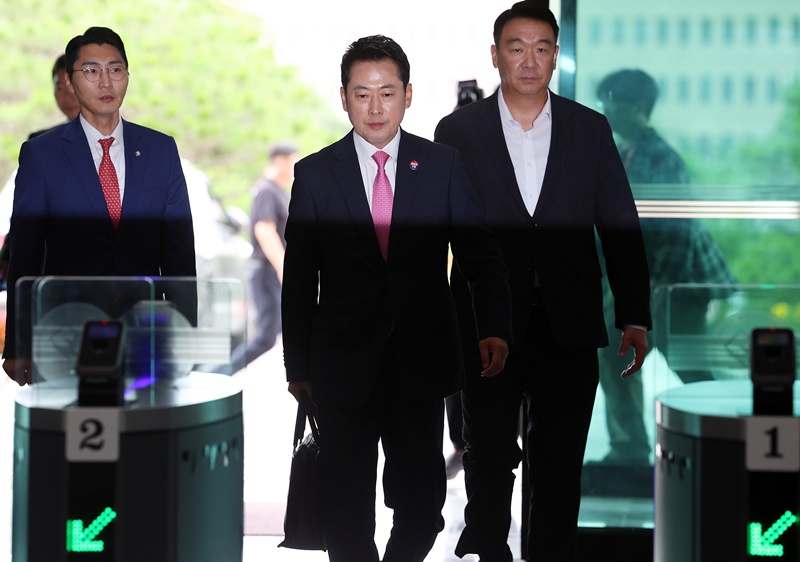 장동혁 국민의힘 대표는 27일 선거소청 심리를 마친 뒤 기자들과 만나 변론 과정에 대한 소회를 밝혔다. 그는 “국민들이 변론 과정을 지켜보셨다면 선관위가 저런 태도와 마음가짐으로 (선거를) 관리하기 때문에 이런 사태까지 왔고, 지금 대한민국이 선거 때마다 사회적 비용을 치르고 있다고 생각했을 것”이라며 “선관위 태도를 보고 분노했던 감정들이 지금도 다 가라앉지 않는다”고 말했다. /  뉴시스