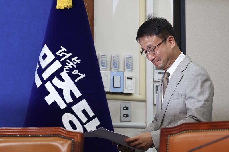 더불어민주당이 ‘보완수사권 전면 폐지’에 대한 속도전에 나섰다. 사진은 한병도 당 대표 직무대행 겸 원내대표가 27일 국회에서 열린 최고위원회의에 참석하고 있는 모습. / 뉴시스