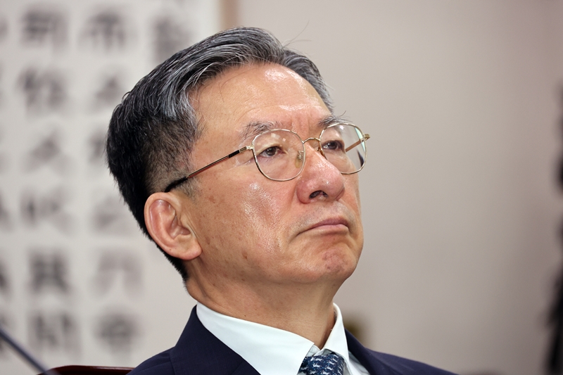 더불어민주당이 ‘보완수사권 전면 폐지’를 당론으로 정하면서 후폭풍이 이어지는 모습이다. 민주당의 당론 추인 후 정성호 법무부 장관의 ‘사의 표명설’이 제기되면서다. 사진은 정 장관이 27일 국회에서 열린 법제사법위원회 전체회의에 출석해 있는 모습. / 뉴시스