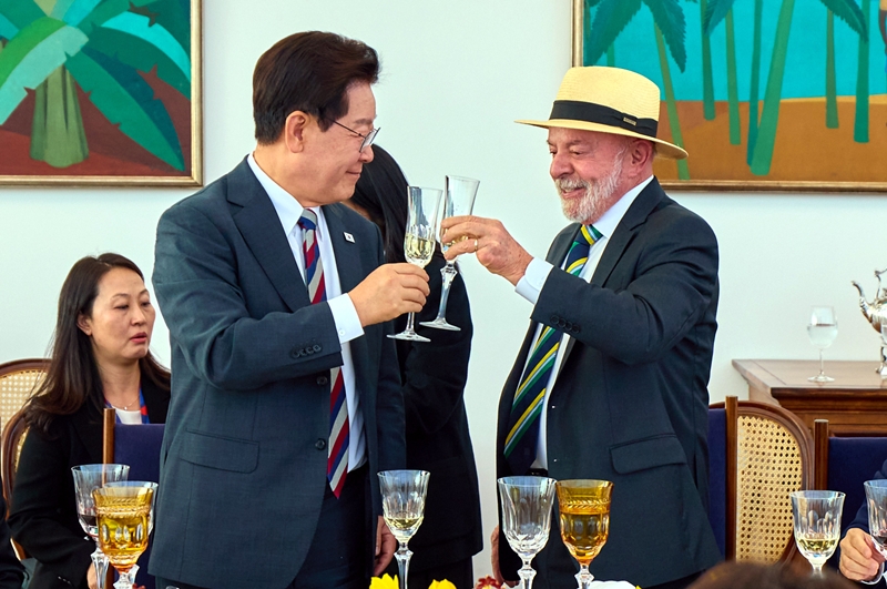 이재명 대통령이 27일(현지시간) 브라질 브라질리아 대통령관저에서 열린 국빈 오찬에서 루이스 이나시우 룰라 다 시우바 브라질 대통령과 건배를 하고 있다. (공동취재) / 뉴시스