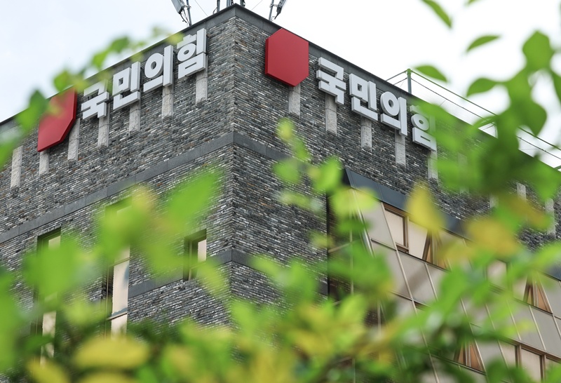 우종환 윤리위 부위원장과 황경성 위원은 27일 공동 성명을 내고 최근 불거진 윤리위 내홍의 일차적 책임이 윤민우 위원장의 독단적인 운영 방식에 있다고 주장했다. / 뉴시스