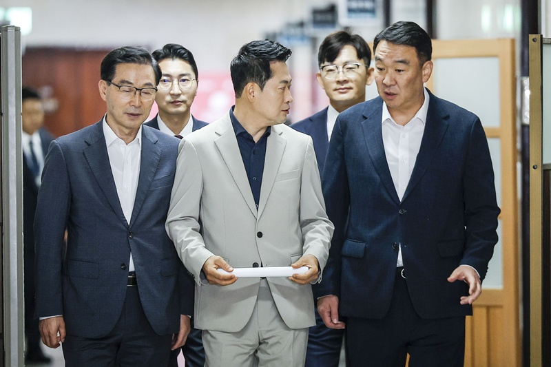 윤리위원들이 서로를 공개 비판하는 가운데 위원들의 연이은 사퇴로 조직 규모까지 축소되면서, 윤리위의 권위와 신뢰에도 적잖은 타격이 불가피하다는 평가가 나온다. / 뉴시스