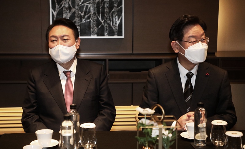 윤석열 전 대통령과 이재명 대통령의 공직선거법 사건을 계기로 허위사실공표죄의 적용 범위와 당선무효·피선거권 제한을 자동으로 연계하는 현행 제도를 둘러싼 논쟁이 다시 불붙고 있다. / 뉴시스
