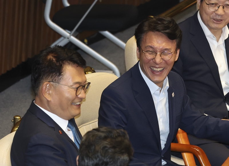 김민석 전 국무총리와 송영길 전 더불어민주당 대표가 지난 23일 오후 서울 여의도 국회 본회의장에서 열린 제437회국회(임시회) 제2차 본회의에 앞서 인사를 나누고 있다. / 뉴시스