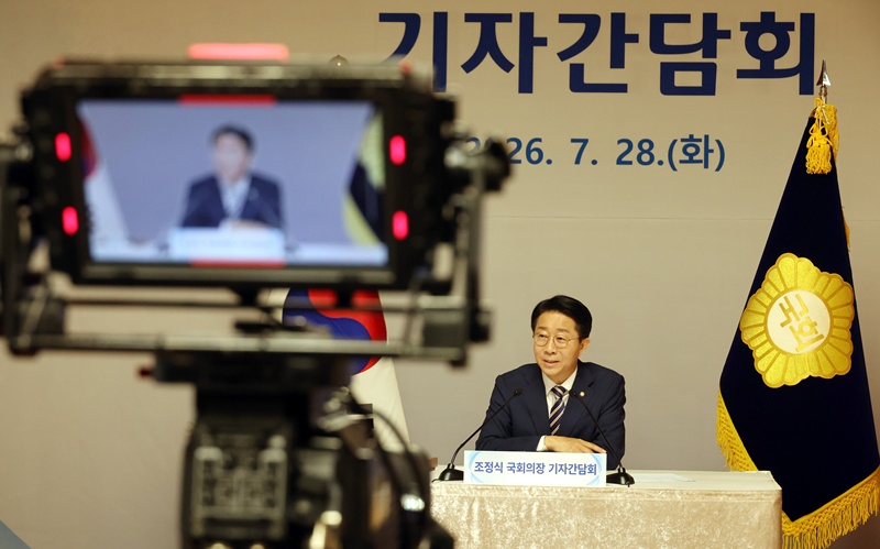 현직 대통령 연임 문제에 대해서는 “주권자인 국민 여론과 국민 선택의 문제”라며 신중한 입장을 취했다. 이어 “정치 당사자들이 어떻게 합의하느냐에 달린 문제”라며 “나중에 논의가 나오면 개헌자문위원회나 특위를 통해 의견이 수렴되지 않겠냐”고 덧붙였다. / 뉴시스