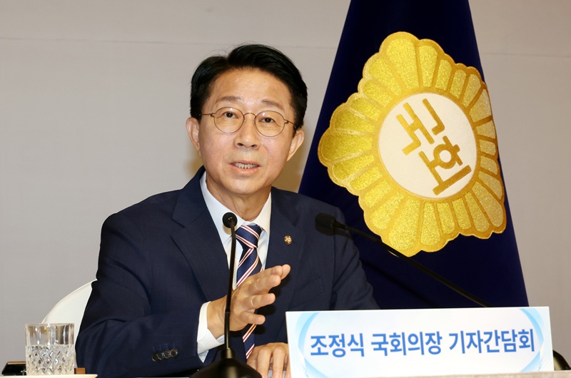 조정식 국회의장은 28일 국회 사랑재에서 취임 후 첫 기자간담회를 열고 ‘협치’와 ‘속도’를 양축으로 한 후반기 국회 운영 구상을 제시했다. 여야 간 대화와 타협을 통해 민생 법안을 신속하게 처리하는 ‘일하는 국회’를 만들겠다는 계획이다. / 뉴시스