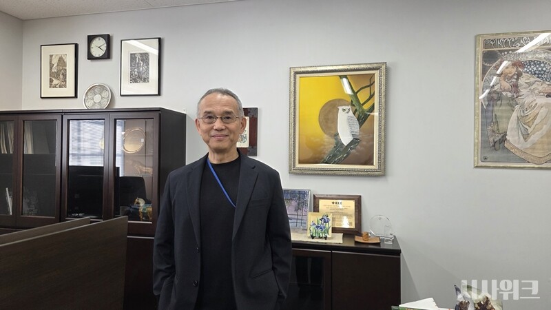 현재 글로벌 데이터 기반 플라즈마 과학 컨퍼런스 ‘ICDDPS’ 의장이기도 한 사토시 하마구치 오사카대학교 교수(사진)는 해당 연구 분야 세계 최고 권위자 중 한 명이다. 1990년부터 1998년까지 ‘IBM TJ Watson’ 연구센터에서 근무하며 반도체·디스플레이 플라즈마 공정 방법 연구를 담당한 ‘현장형 연구자’이기도 하다. / 사진=박설민 기자