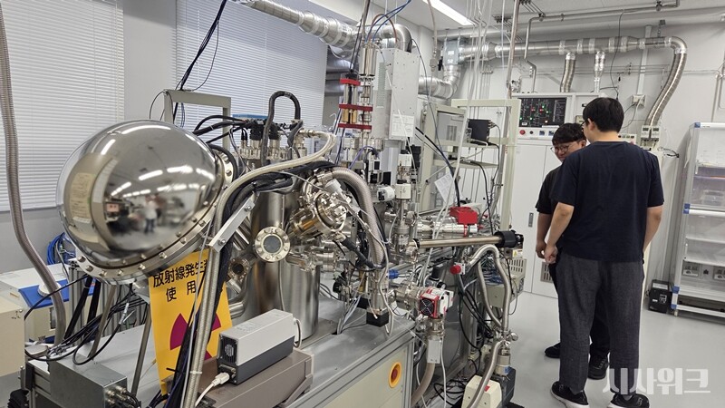 지난 9일 방문한 오사카대학교 ‘R3 이머징과학디자인센터(R3 Institute of Newly Emerging Science Design, INSD)’ 내부의  ‘하마구치 연구소’. 반도체 공정의 핵심인 ‘데이터 기반 플라즈마 과학(Data-Driven Plasma Science, DDPS)’ 기술 연구를 주도하는 곳이다. / 사진=박설민 기자