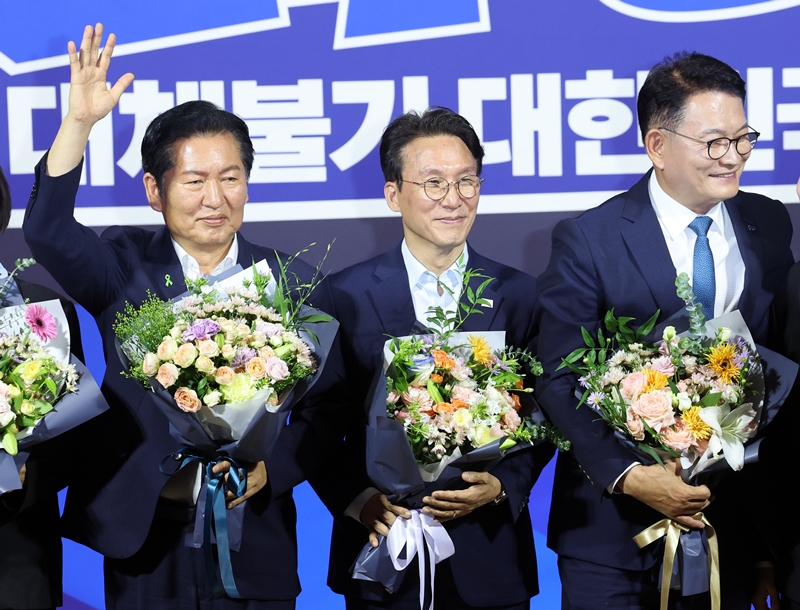 더불어민주당 8·17 전당대회 대표 경선에 진출한 정청래(왼쪽부터), 김민석, 송영길 후보가 지난 23일 여의도 국회의원회관에서 열린 당대표·최고위원 선출을 위한 예비경선 결과발표에서 꽃다발을 들고 있다. / 뉴시스