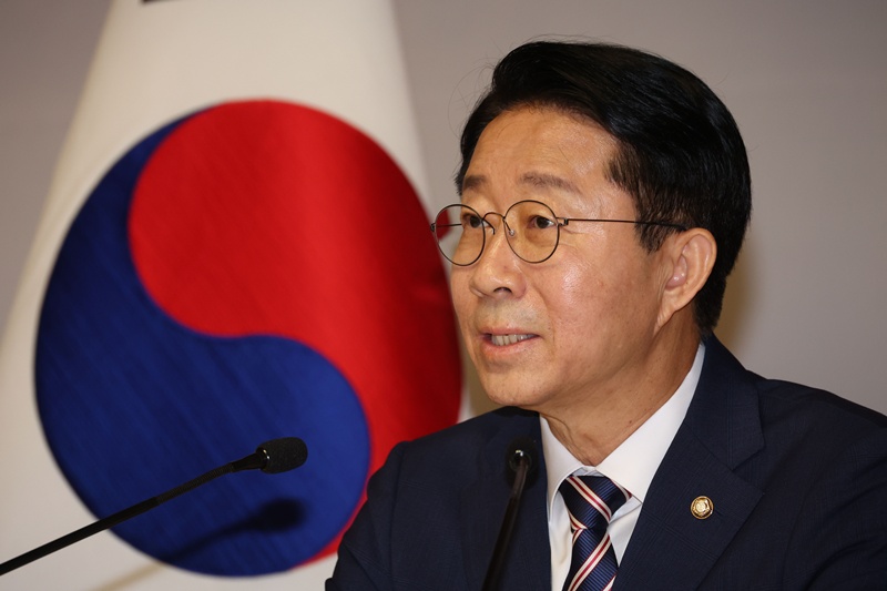 조정식 의장은 28일 국회 사랑재에서 진행한 기자간담회 중 현직 대통령 임기 연장 개헌에 대한 입장을 묻는 질문에 “그 문제는 이렇다 저렇다 얘기하는 게 시기상조”라면서도 “결국 주권자인 국민 여론과 국민 선택의 문제”라고 답했다. / 뉴시스