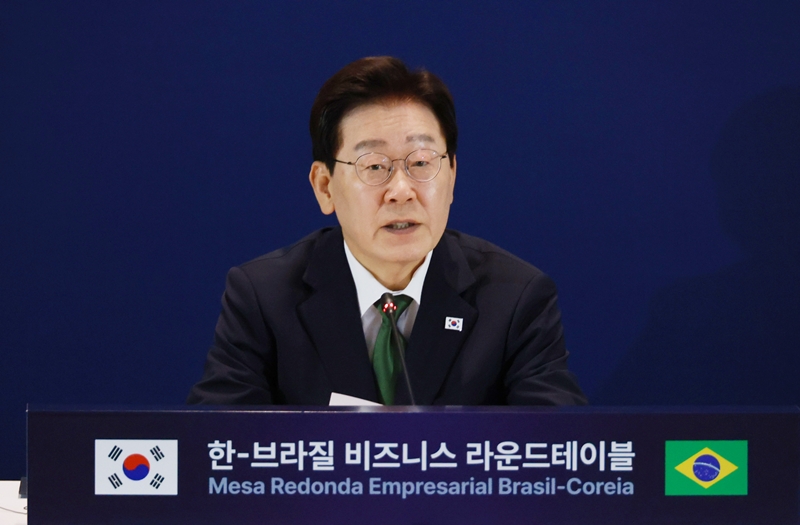 이재명 대통령이 28일(현지시간) 브라질 상파울루 한 호텔에서 열린 한-브라질 비즈니스 라운드 테이블에서 발언하고 있다. / 뉴시스