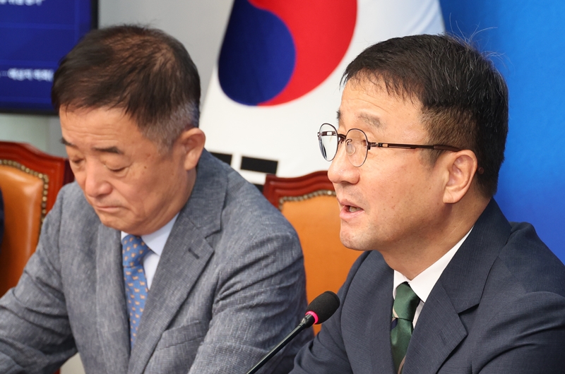 한병도 더불어민주당 대표 직무대행 겸 원내대표가 29일 국회에서 열린 최고위원회의에서 발언하고 있다. / 뉴시스
