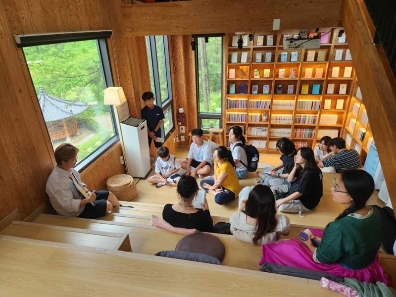 전주가 도서관과 책을 매개로 지역 활성화의 해법을 찾아가고 있다. 2021년 첫선을 보인 ‘전주 도서관 여행’은 지역에 새로운 활력을 불어넣고 있다. 사진은 전주 도서관 여행으로 학사숲속시집도서관을 찾은 방문객들. / 전주시