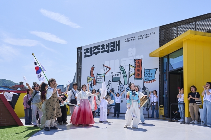 독립출판 북페어 전주책쾌는 전주시가 2023년부터 매년 주최하는 행사다. 전국의 독립출판 창작자, 출판사, 책방이 모여 신작을 선보이고 시민과 함께 하는 출판문화 축제를 펼친다. / 전주시