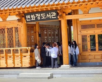 연화정 도서관은 덕진공원의 연못 중앙에 위치한 한옥형 도서관으로, 최근의 여행 명소로 거듭났다. / 전주시