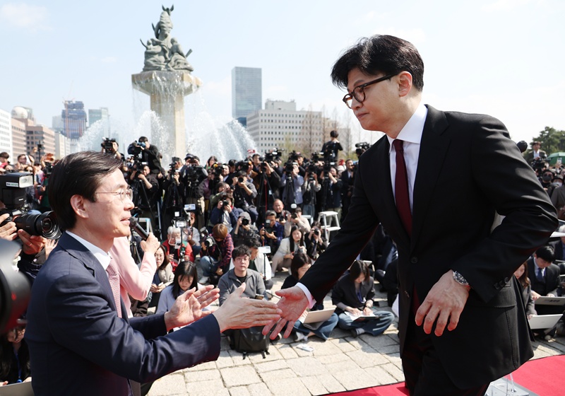 조경태 의원은 29일 ‘KBS1라디오 전격시사’에 출연해 한동훈 의원과의 교감 사실도 공개했다. 전날 기자회견 뒤 한동훈 의원이 ‘선배님 힘내십시오’라고 문자를 보내왔다는 것이다. / 뉴시스