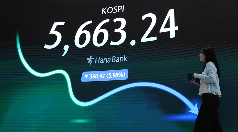 300만원에 육박했던 최고가가 반토막 나면서 투자자들 사이에선 말 그대로 ‘곡소리’가 나고 있다.  KB리서치 산업/기업팀은 29일 보고서에서 “코스피(KOSPI) 지수는 28.9% 하락하며 과거 두 차례 금융위기 당시의 월간 낙폭을 넘어선 이례적 하락세를 기록했다”고 밝혔다. / 뉴시스 