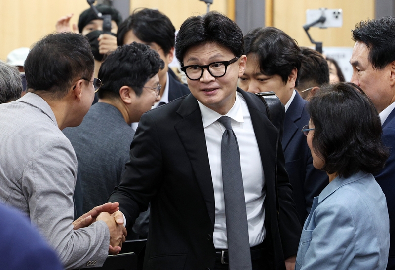 한동훈 무소속 의원이 29일 서울 여의도 국회 의원회관에서 열린 '보완수사 금지, 기어이 범죄자의 편에 설 것인가' 긴급 토론회에서 참석자들과 인사를 하고 있다. / 뉴시스