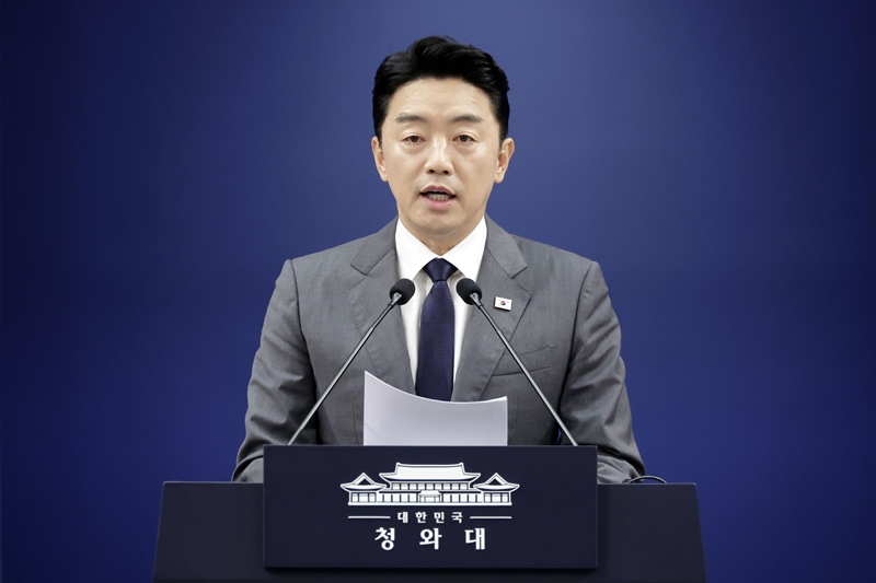 강훈식 대통령 비서실장을 비롯해 청와대 홍익표 정무수석, 성기홍 홍보소통수석 등 청와대 참모진은 일제히 언론을 통해 연임 개한은 불가능하다는 입장을 밝혔다. 이번 논란이 확산하는 것에 대해 진화에 나선 것이다. / 뉴시스
